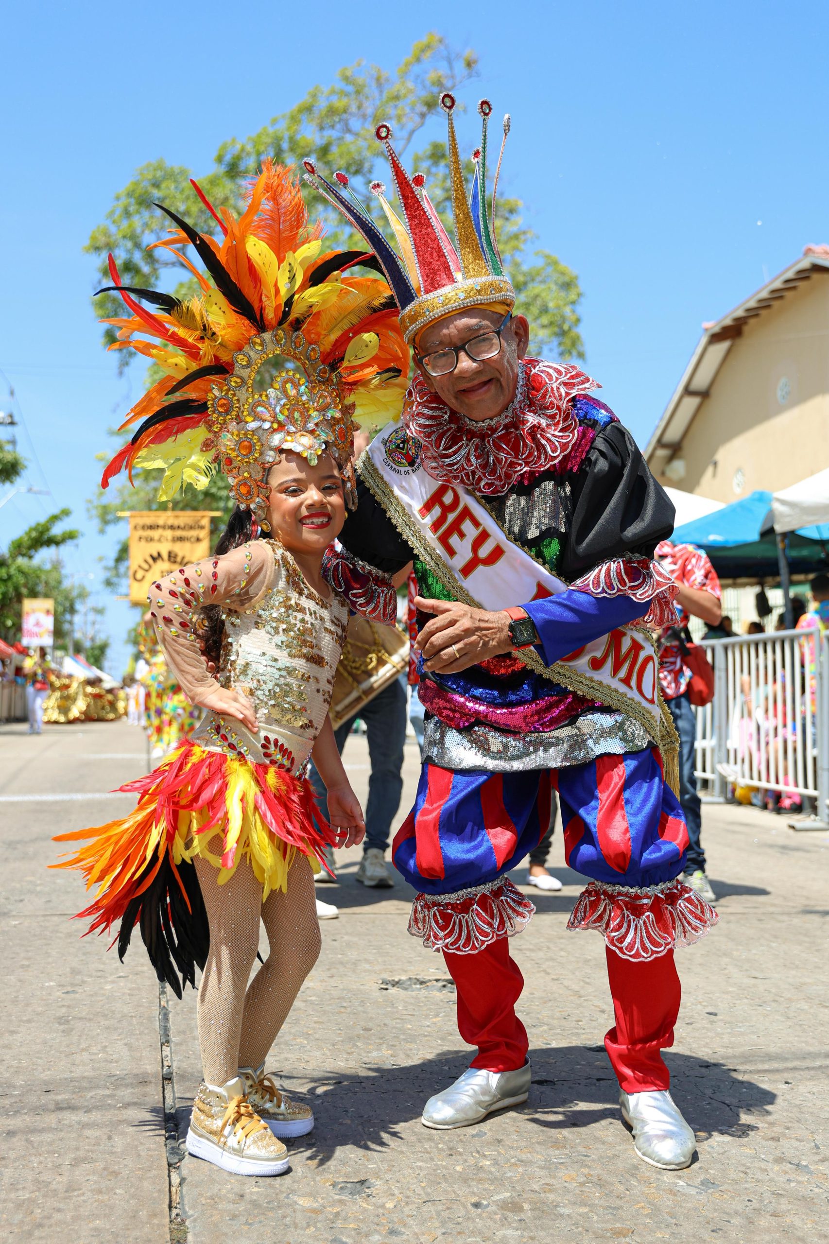 Como ‘Arlequín de Mil colores’ el Rey Momo Gabriel Marriaga deslumbró en el Desfile del Carnaval de los Niños 2025 8 Imagen de WhatsApp 2025 02 16 a las 17.05.58 9d74a888 scaled