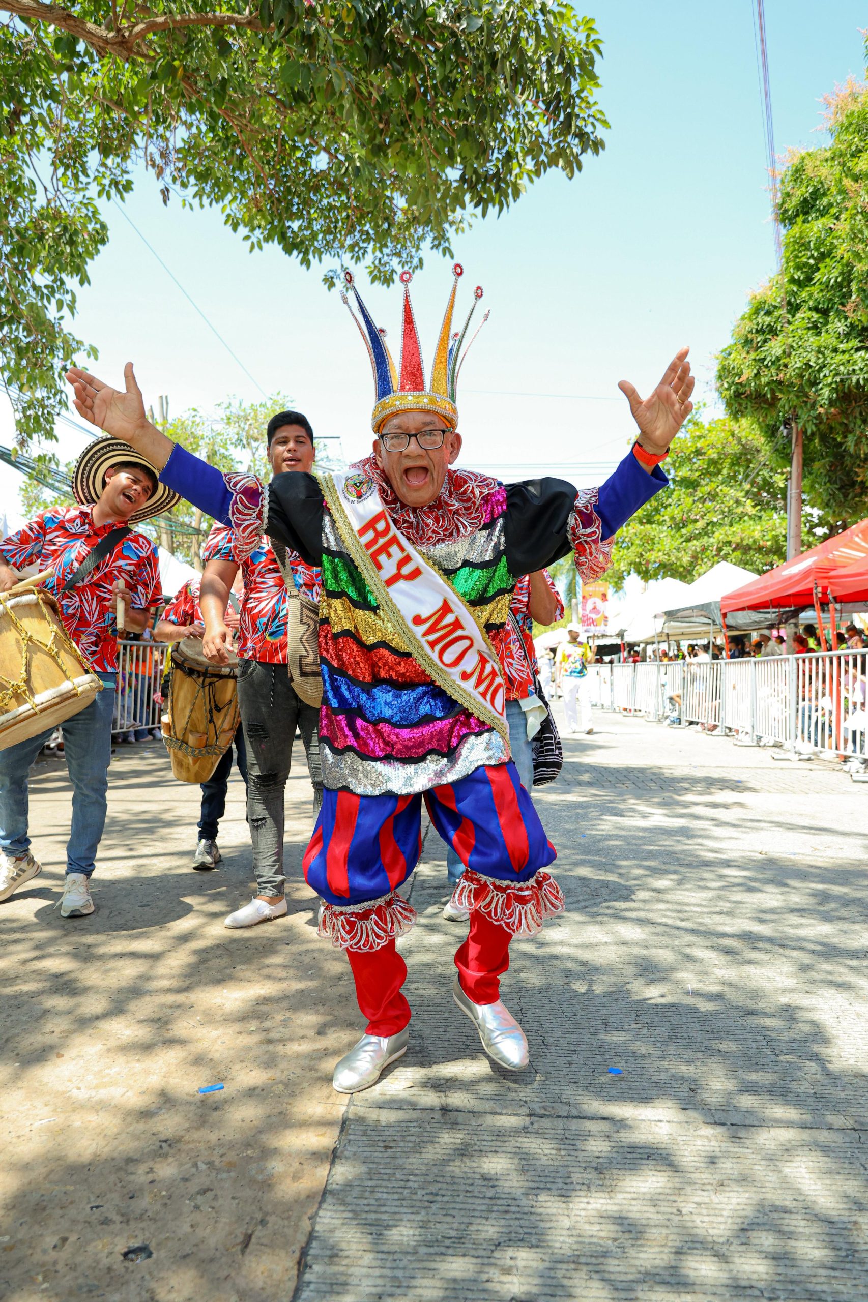 Como ‘Arlequín de Mil colores’ el Rey Momo Gabriel Marriaga deslumbró en el Desfile del Carnaval de los Niños 2025 7 Imagen de WhatsApp 2025 02 16 a las 17.05.58 cd4bb14a scaled