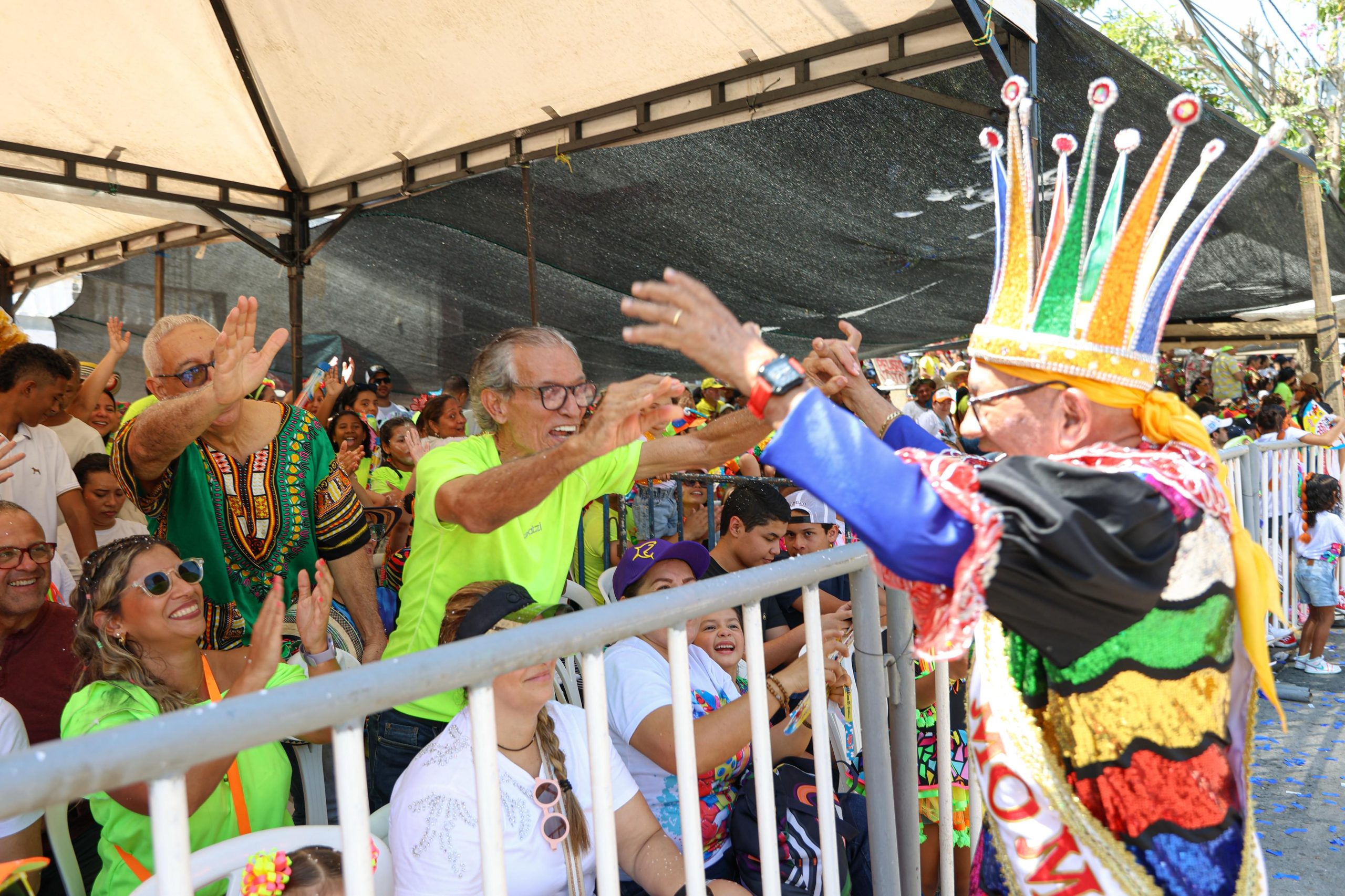 Como ‘Arlequín de Mil colores’ el Rey Momo Gabriel Marriaga deslumbró en el Desfile del Carnaval de los Niños 2025 9 Imagen de WhatsApp 2025 02 16 a las 17.05.59 2bf2d595 scaled