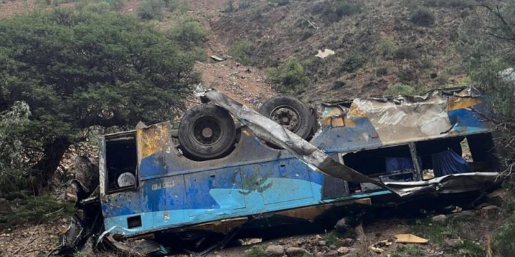Abren investigación a empresa de bus tras accidente que dejó 31 muertos en Bolivia