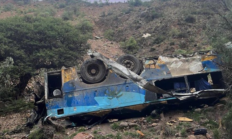 Abren investigación a empresa de bus tras accidente que dejó 31 muertos en Bolivia