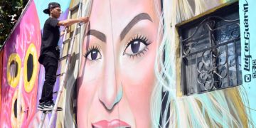 El mural de Shakira que deslumbra en Barrio Abajo