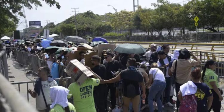 Paraguas a $40 mil y cartones a $10 mil: fanáticos de Shakira buscan refugio del Sol antes del concierto