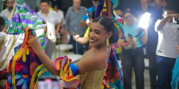 Asamblea del Atlántico rinde homenaje a la embajadora del Carnaval del Atlántico 2025