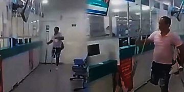 Paciente en muletas causa destrozos en droguería Cafam de Barranquilla por falta de medicamentos