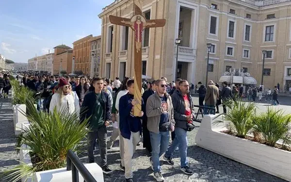 Rezan por la salud del Papa en la Plaza de San Pedro la Curia y los fieles