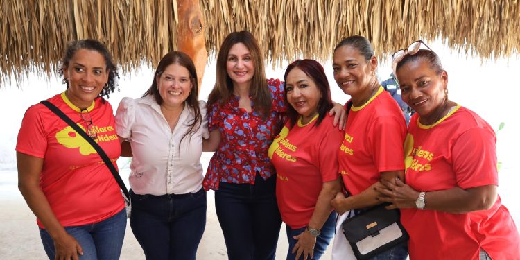 De la mano con la primera dama, Katia Nule, 200 mujeres comienzan escuela de liderazgo