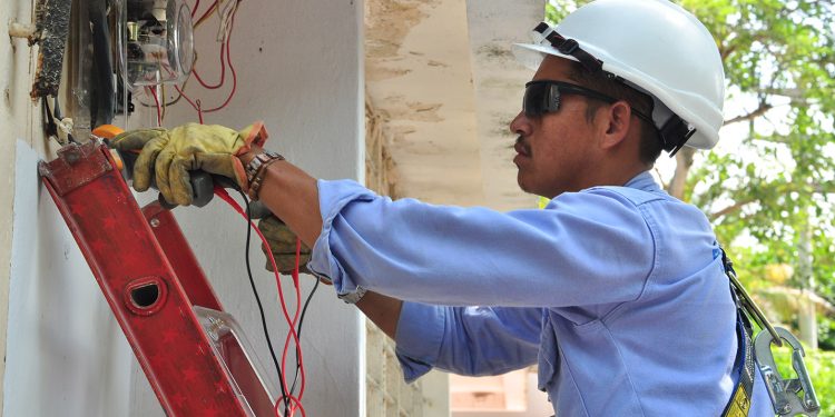 Invertirán $13 mil millones para mejorar redes eléctricas en Magdalena