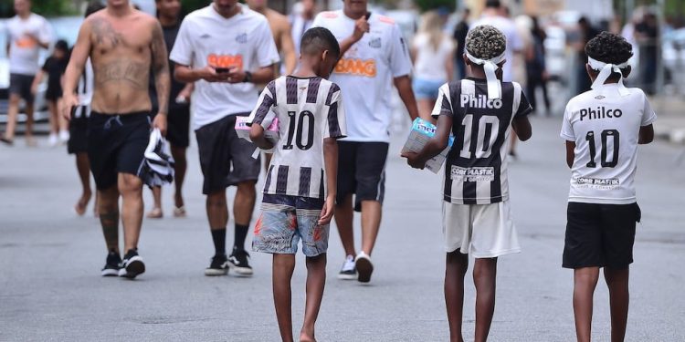 Neymar regresa al Santos y desata la euforia en Brasil