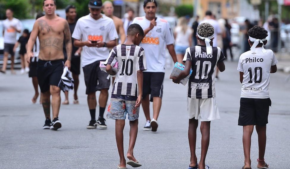 Neymar regresa al Santos y desata la euforia en Brasil