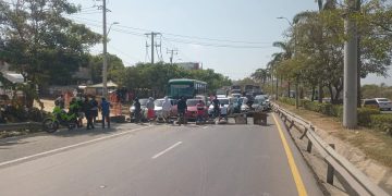 Bloqueo en la Avenida Circunvalar por falta de energía en Villa San Carlos