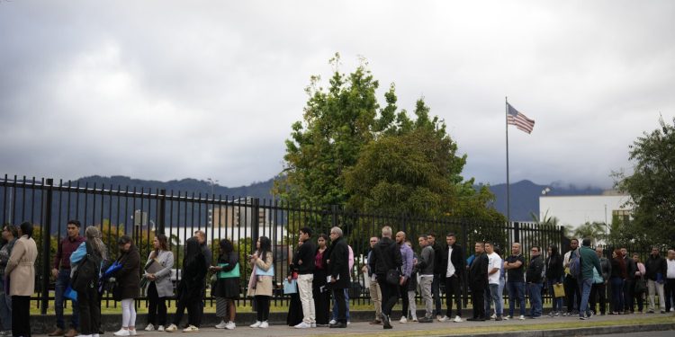 Colombia propone a EE.UU. asumir traslado de connacionales deportados en “condiciones dignas”