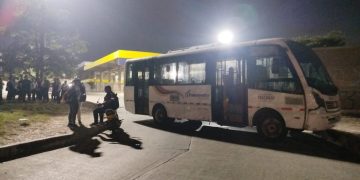 Bloqueo de conductores de Transmetro en el portal de Soledad por falta de pagos