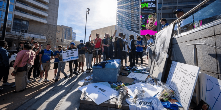 Indignación en Dallas: Fanáticos de los Mavericks protestan por el traspaso de Luka Doncic a los Lakers