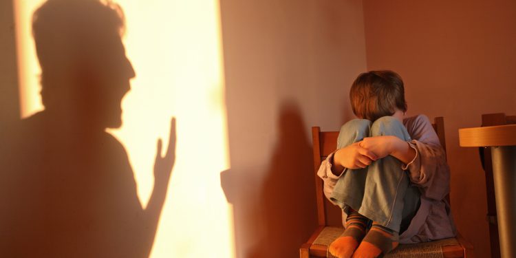 Niño de 10 años denuncia a su padre por posesión de drogas tras ser castigado