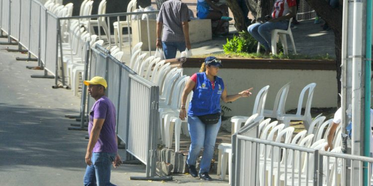 Abusos en el alquiler de sillas para la Guacherna: Espectadores denuncian sobrecostos y escasez de asientos