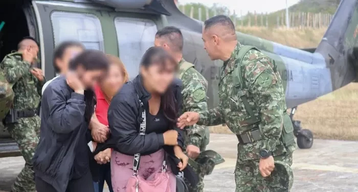 Tropas del Ejército brindaron ayuda humanitaria a 17 personas que fueron evacuadas vía aérea desde el municipio El Tarra a la ciudad de Cúcuta,