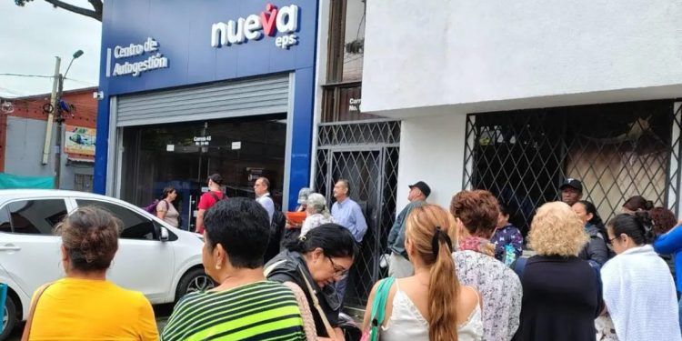 Crisis de medicamentos en Colombia: pacientes crónicos esperan horas para acceder a tratamientos