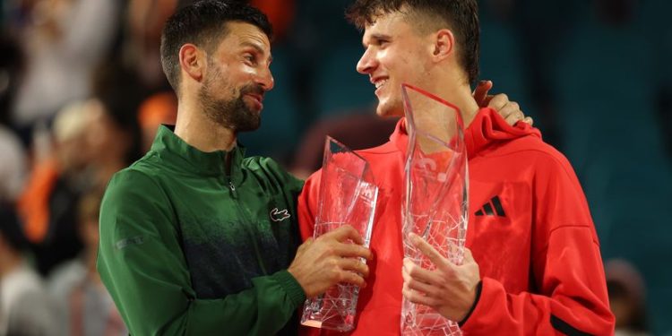 Jakub Mensik sorprende a Djokovic y se queda con el Miami Open