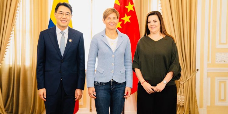 Primera Dama reaparece y Colombia fortalece lazos con China mediante donación para adultos mayores