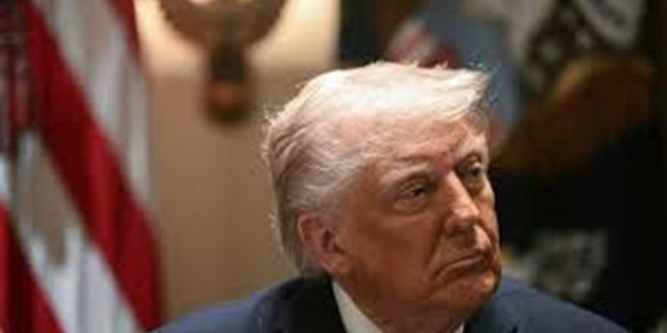 Trump impondrá un 25 % de aranceles a países que adquieran petróleo y gas venezolano