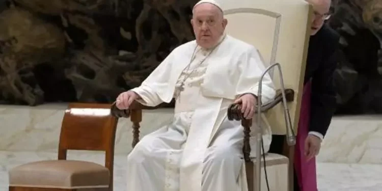 El Papa Francisco continúa “mejorando” pero “es prematuro hablar de participación en actos”