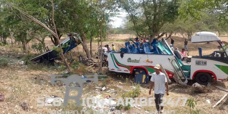 Accidente en Sabanalarga: bus urbano colisiona contra árbol, dejando varios heridos