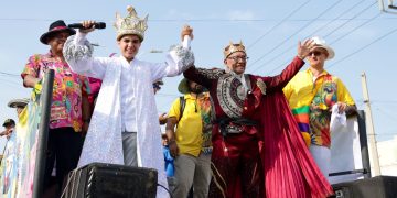 La calle 17 celebró los 30 años del Rey Momo con un desfile inolvidable