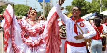 La Gran Parada de tradición 2025 inició con la cumbiamba ‘La Sabrosa’ en la Vía 40