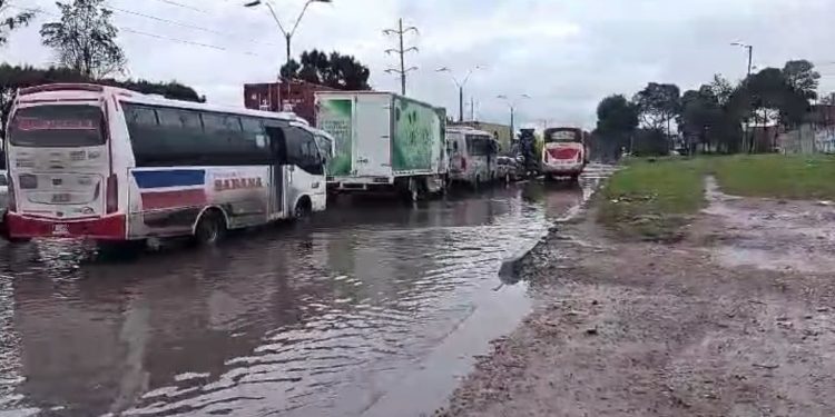 Fuertes lluvias generan inundaciones en varios puntos de Bogotá