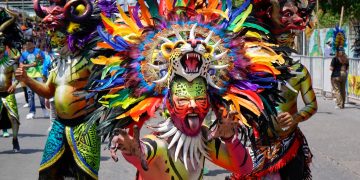 Brillo, color y fantasía en la Gran Parada de Comparsas del Carnaval