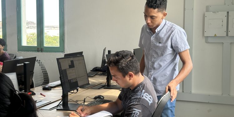 Arranca la primera generación de coders en Barranquilla: alcalde Alejandro Char y Riwi le apuestan al talento TI en la ciudad