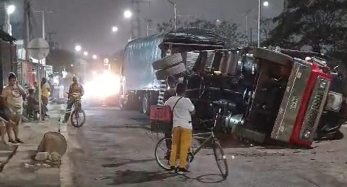 Camión que transportaba aceite se volcó en la Circunvalar