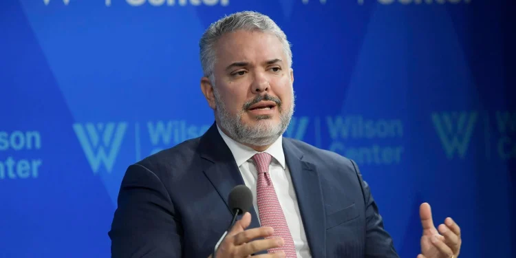 Iván Duque es hospitalizado por dolor torácico y permanece en observación