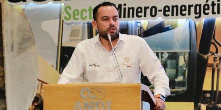 Ministro Edwin Palma propone redistribución de tarifas energéticas para financiar deuda de sectores bajos