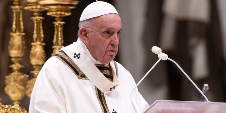 El Papa Francisco sigue hospitalizado tras un mes, con evolución estable pero lenta