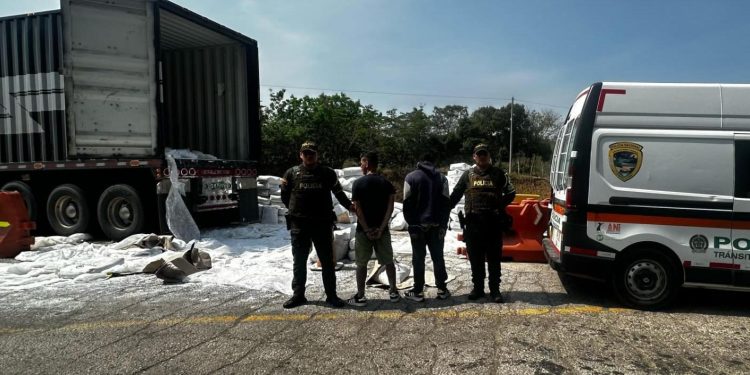 Saquearon tractomula varada con harina en Bolívar y los capturan