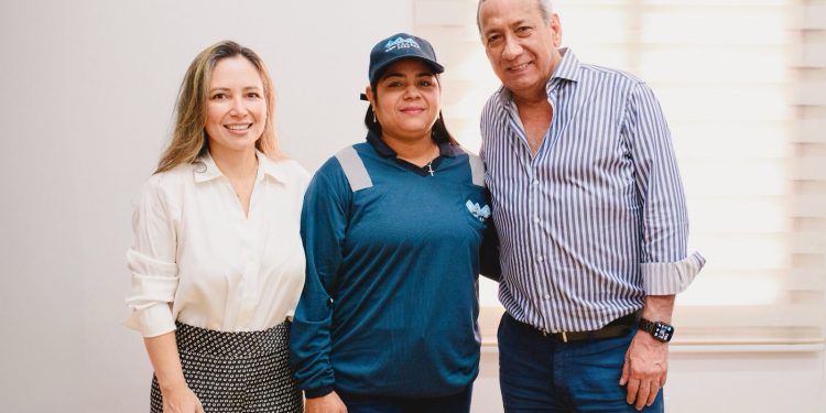 Triple A celebra el Día de la Mujer destacando el liderazgo femenino con el reconocimiento a Angie Cabrera