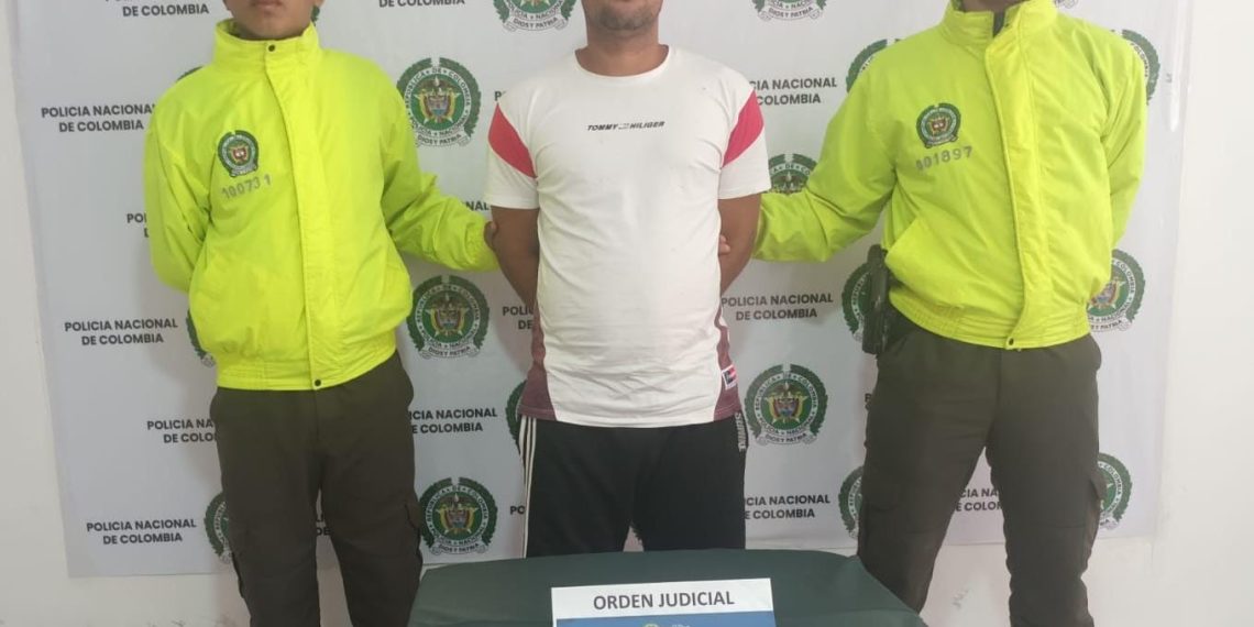 Mujer denuncia a su expareja por golpearla y la Policía lo captura