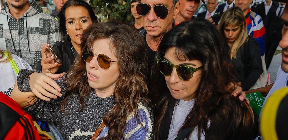 Hijas de Maradona no podrán asistir al juicio hasta que declaren como testigos