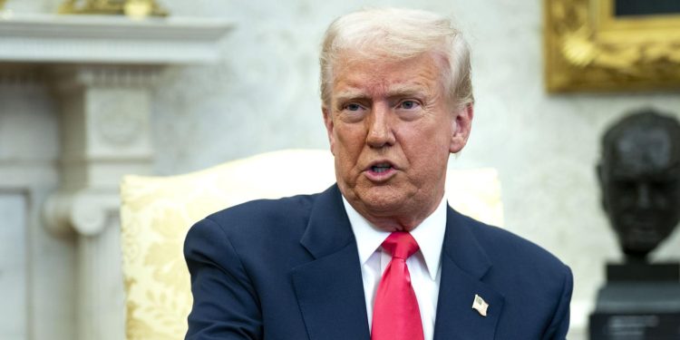 Presidente Trump llama “terroristas” a los que queman Teslas: “Podrían ir a cárceles de El Salvador”