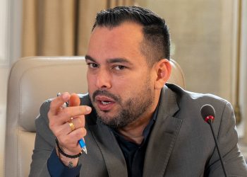 Ministro de Minas denuncia violación de la ley en empresas temporales de Air-e