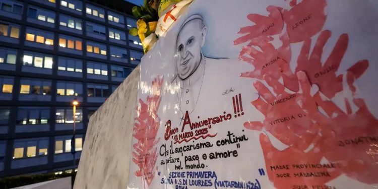 Un mes completa el Papa hospitalizado “estable” pero con “lenta” recuperación