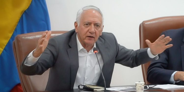 Gobierno denuncia fallas en distribución de medicamentos pese a pagos a farmacéuticas