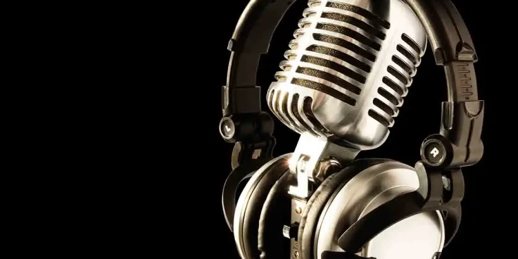 Hoy se celebra el Día del Locutor: un homenaje a la voz que conecta al mundo