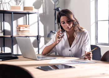 Mujeres jóvenes en Colombia tienen un 47,5% menos oportunidades laborales que los hombres