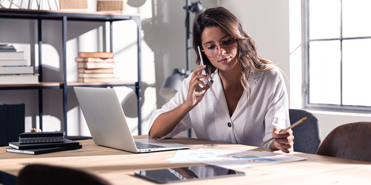 Mujeres jóvenes en Colombia tienen un 47,5% menos oportunidades laborales que los hombres