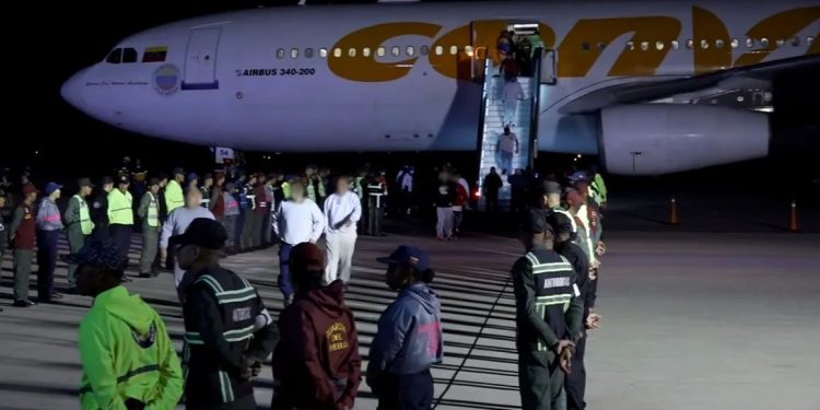 Llegó a Venezuela un avión con 178 migrantes deportados por EE.UU.