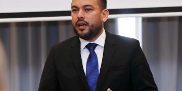 Ministro de Minas estudia contratos de importación de gas a largo plazo para reducir tarifas