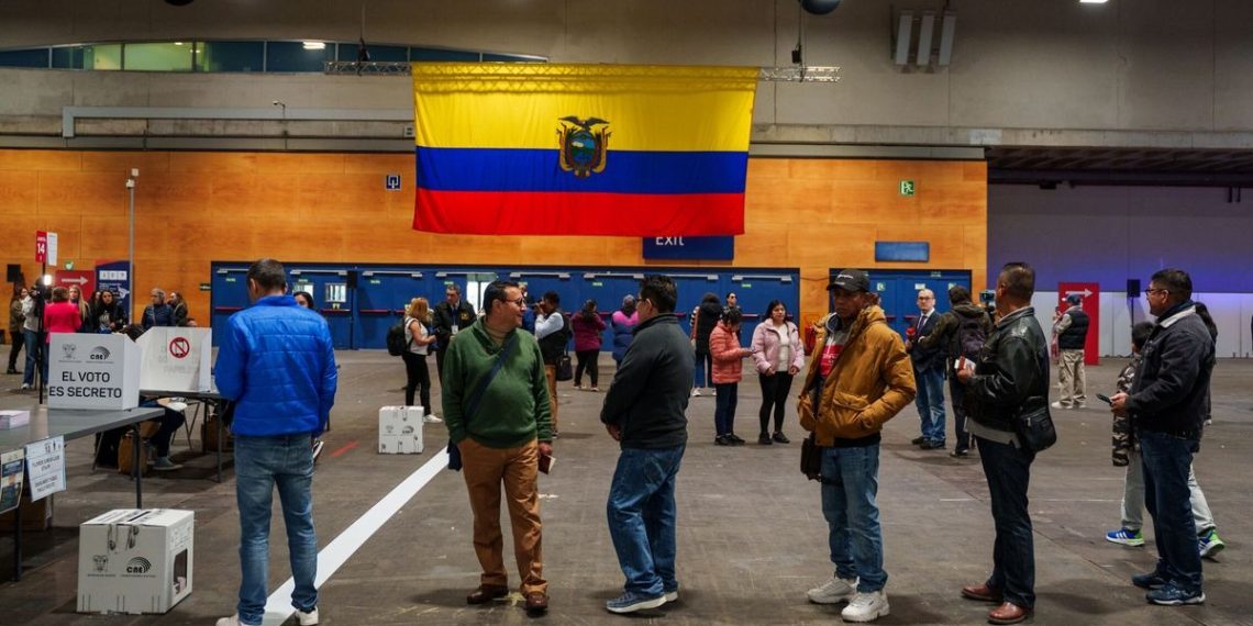 CNE de Ecuador rechaza acusaciones de fraude al empezar jornada electoral en Ecuador